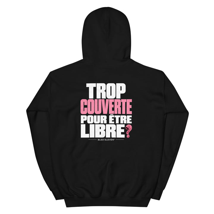 Dos du hoodie noir Trop Couverte pour être libre : grande inscription blanche et rose sous la capuche.