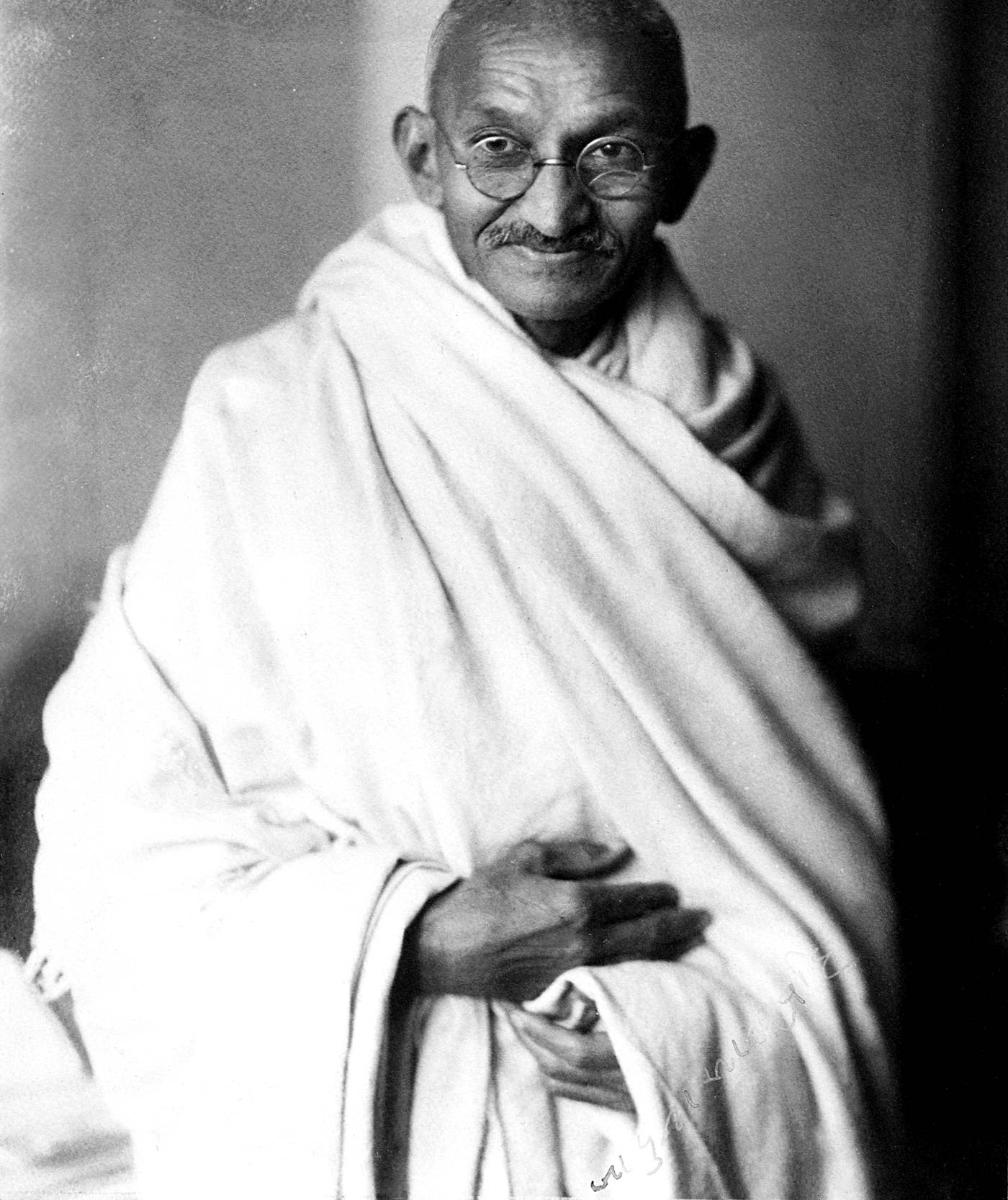 Mohandas K. Gandhi en 1931, portrait de studio en noir et blanc, drapé de blanc