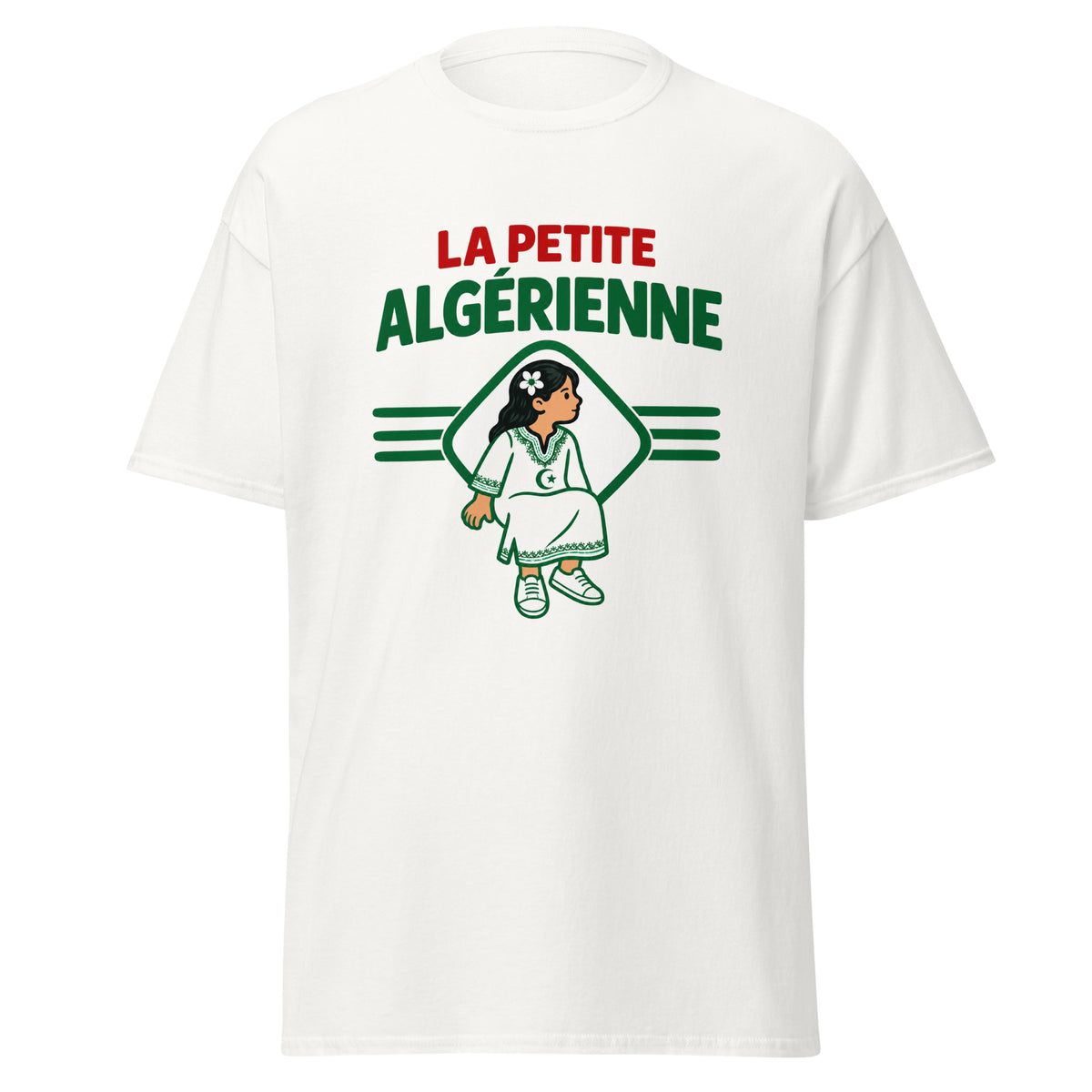 Femme portant le t-shirt blanc La Petite Algérienne : « La Petite » en rouge, « Algérienne » en vert, une petite fille en robe blanche brodée assise sur un losange
