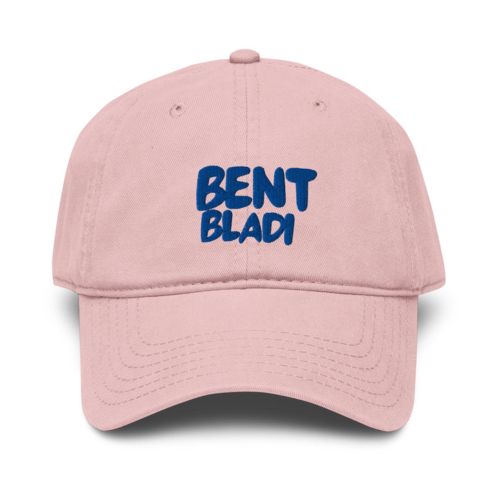 Casquette Bent Bladi rose poudré vue de face, avec broderie bleu foncé et visière courbée.