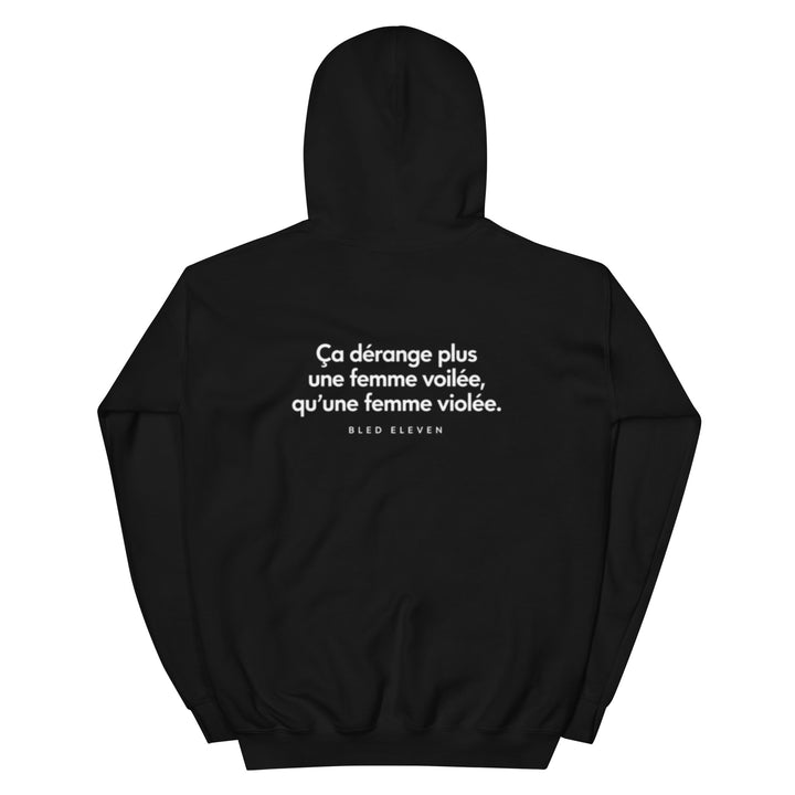 Dos du sweat noir portant le message Ça dérange plus une femme voilée, qu’une femme violée en lettres blanches.