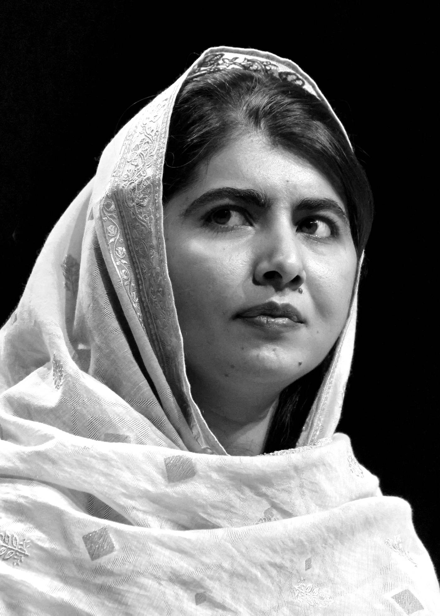 Malala Yousafzai en 2023, portrait en noir et blanc