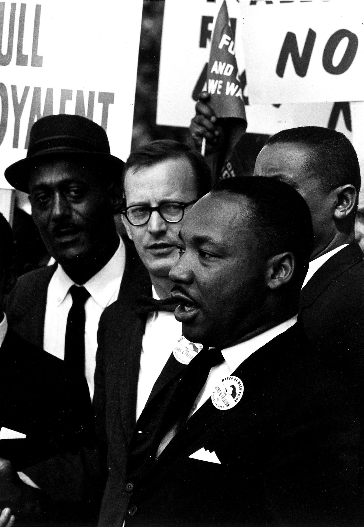 Martin Luther King Jr. prenant la parole lors de la Marche sur Washington, août 1963, photo en noir et blanc